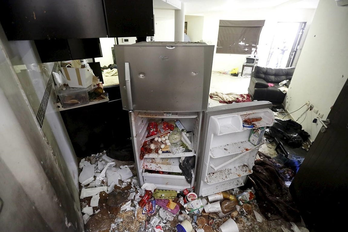 Así qeudó la nevera tras el tiroteo. 