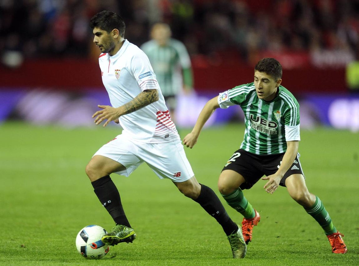 Reyes, Rami, Gameiro y Kakuta fueron los autores de los tantos en una noche de fiesta para el sevillismo