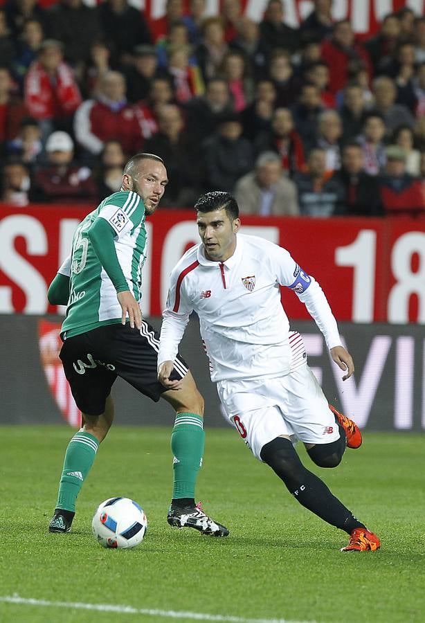 Reyes, Rami, Gameiro y Kakuta fueron los autores de los tantos en una noche de fiesta para el sevillismo