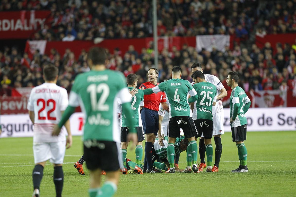 Reyes, Rami, Gameiro y Kakuta fueron los autores de los tantos en una noche de fiesta para el sevillismo