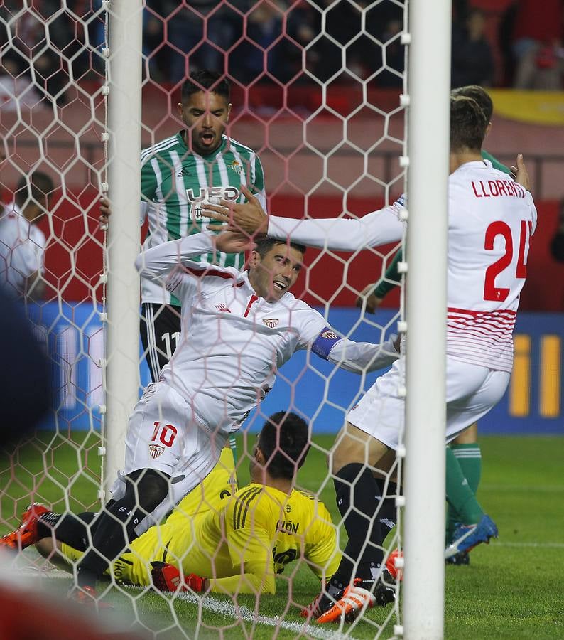 Reyes, Rami, Gameiro y Kakuta fueron los autores de los tantos en una noche de fiesta para el sevillismo