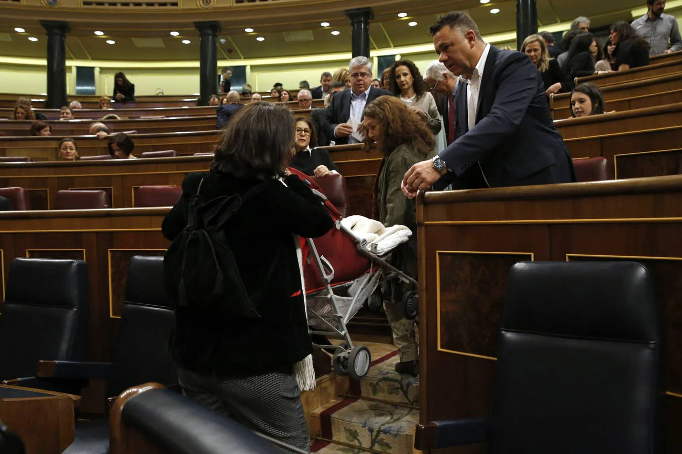Carolina Bescansa carga con el carrito de su hijo, que ha llevado al Congreso de los Diputados
