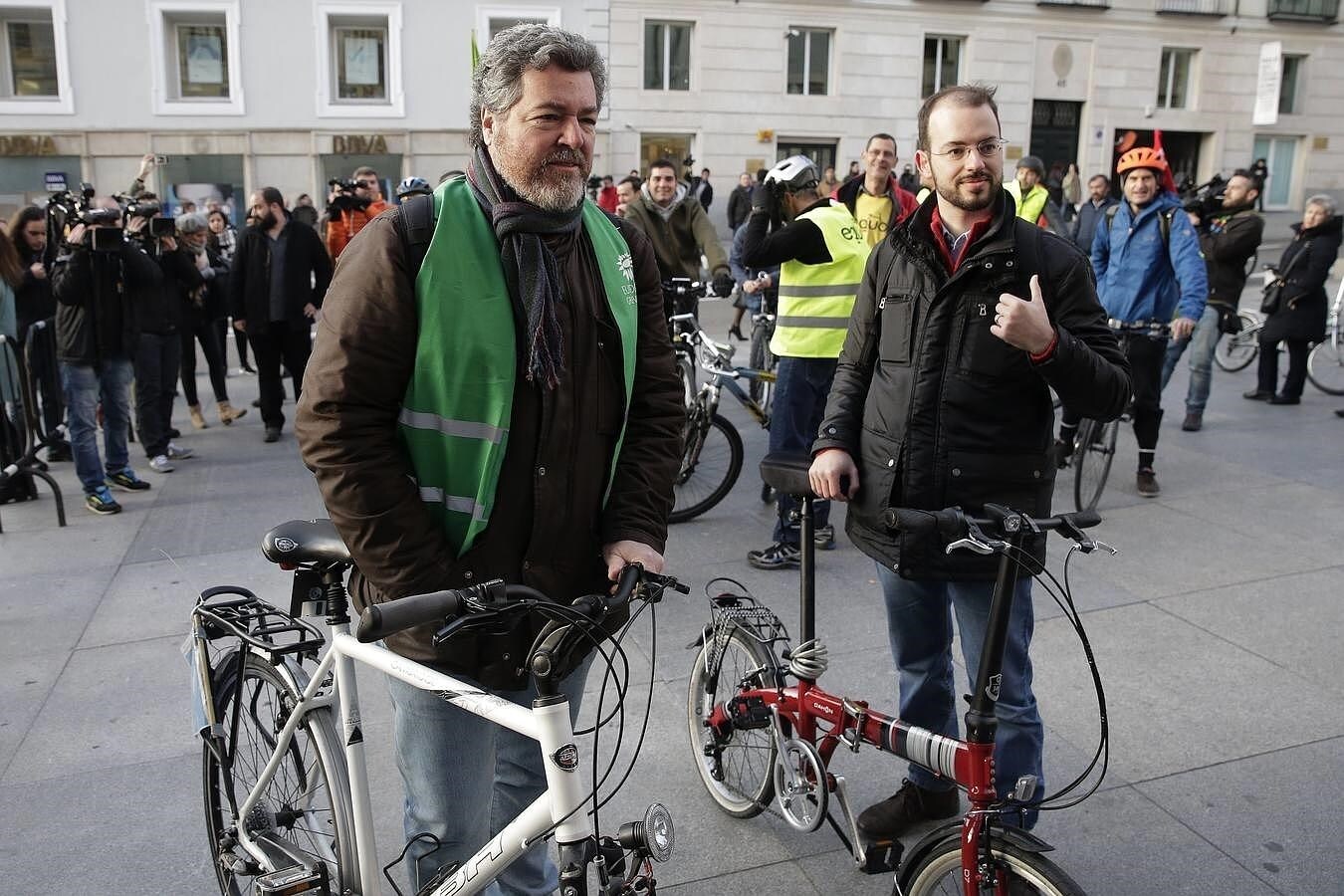 Los diputados electos de EQUO, Juantxo López de Uralde (i) y Jorge Luis Bail, pertenecientes al grupo parlamentario de Podemos, llegan en bicicleta para reivindicar una movilidad sostenible.. 