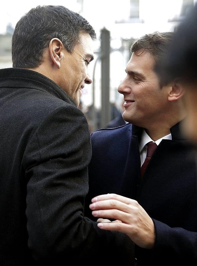 El saludo de Pedro Sánchez y Albert Rivera. 