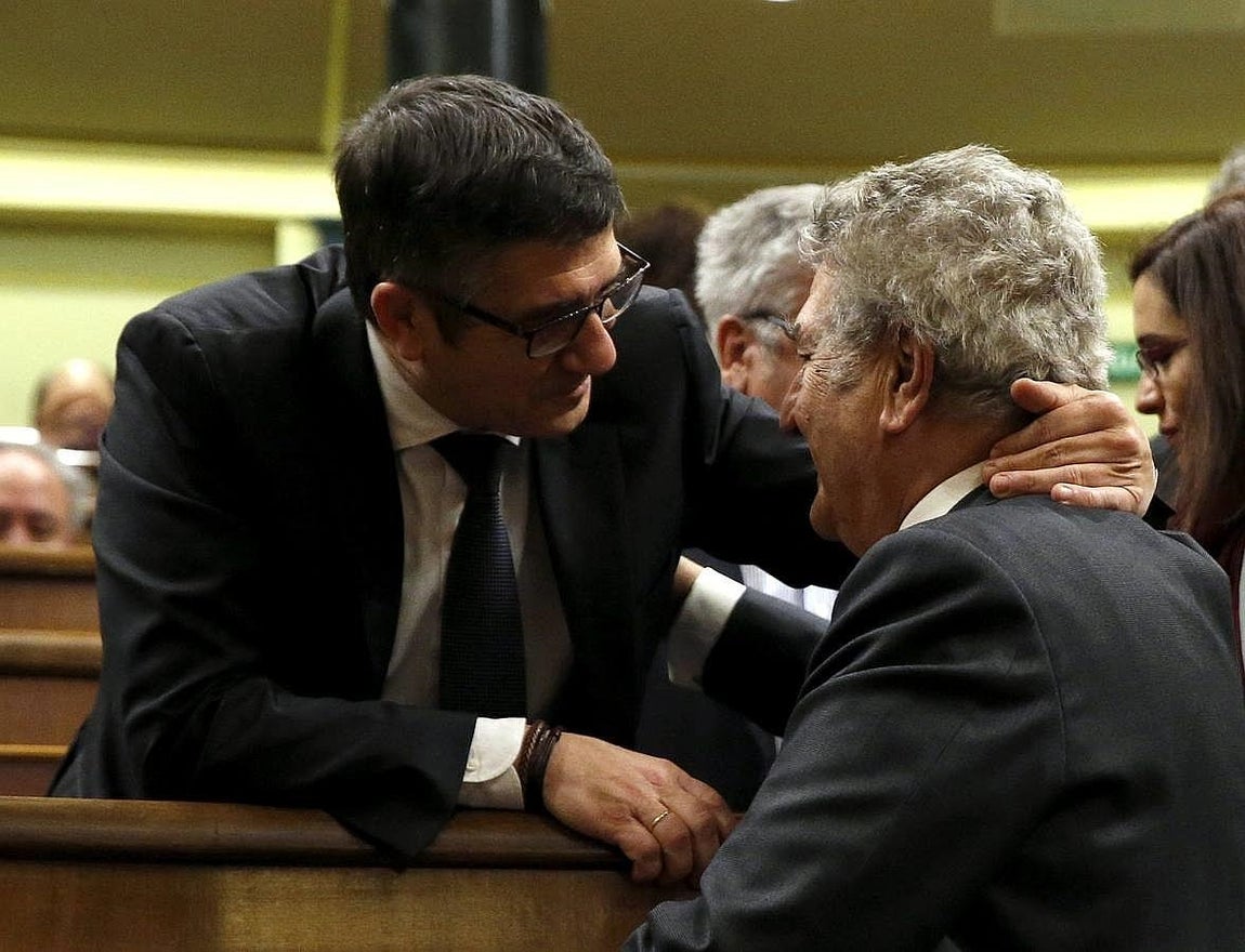Patxi López saluda al presidente del Congreso en funciones, Jesús Posada. 