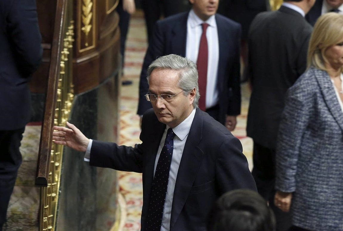 El diputado popular Pedro Gómez de la Serna, excluido del grupo por sus negocios en el extranjero, antes de votar para la elección del presidente del Congreso. 