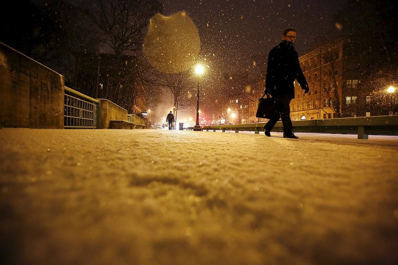 La tormenta de nieve «Jonas» altera la rutina en Washington. Las aceras lucían cubiertas después de la nevada