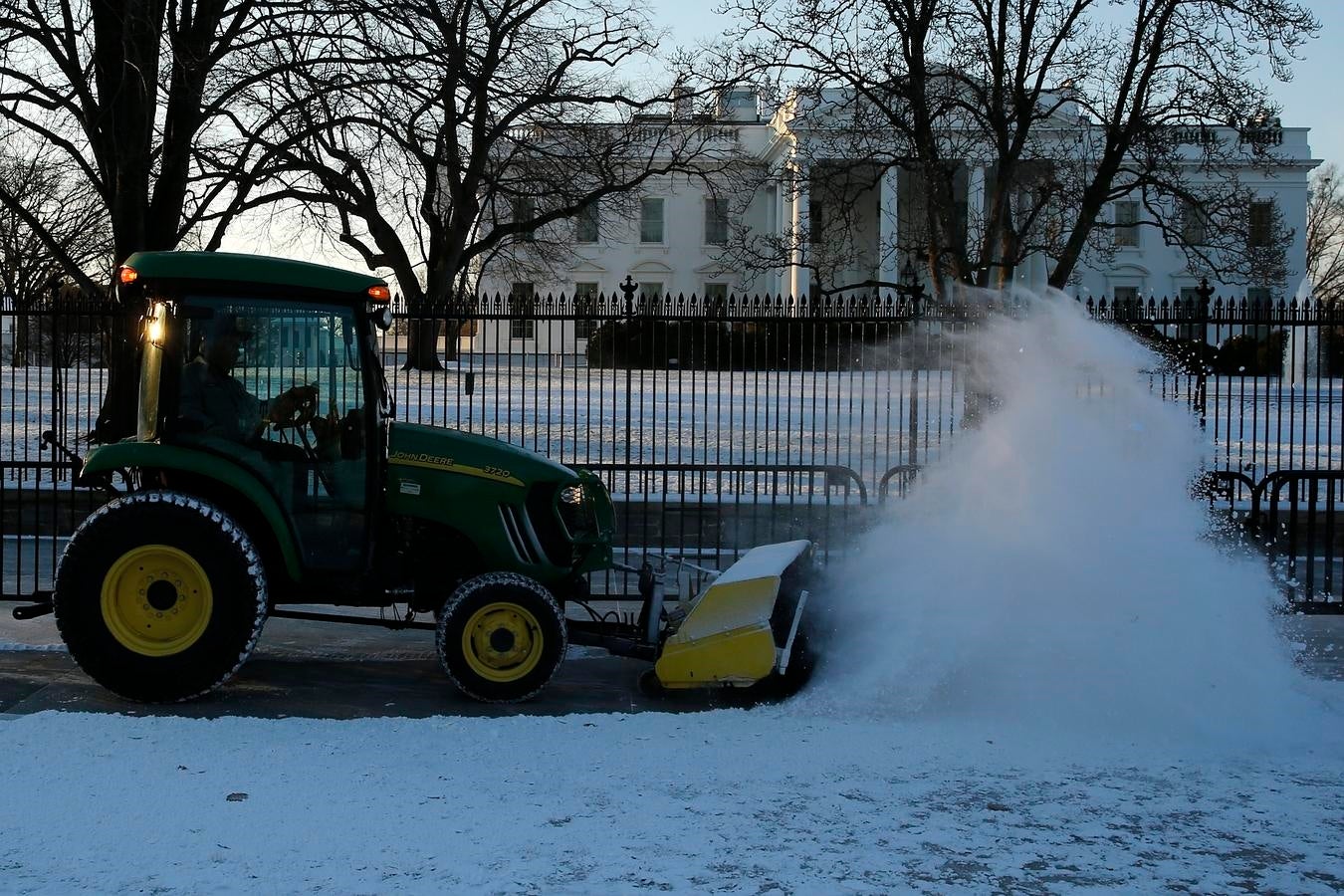 La tormenta de nieve «Jonas» altera la rutina en Washington. Cualquier forma ha sido válida para limpiar las aceras y facilitar el camino a los peatones