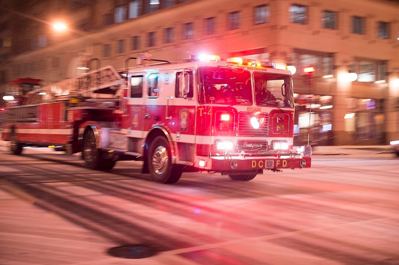 La tormenta de nieve «Jonas» altera la rutina en Washington. Un camión de bomberos irrumpe en una nevada avenida de Washington