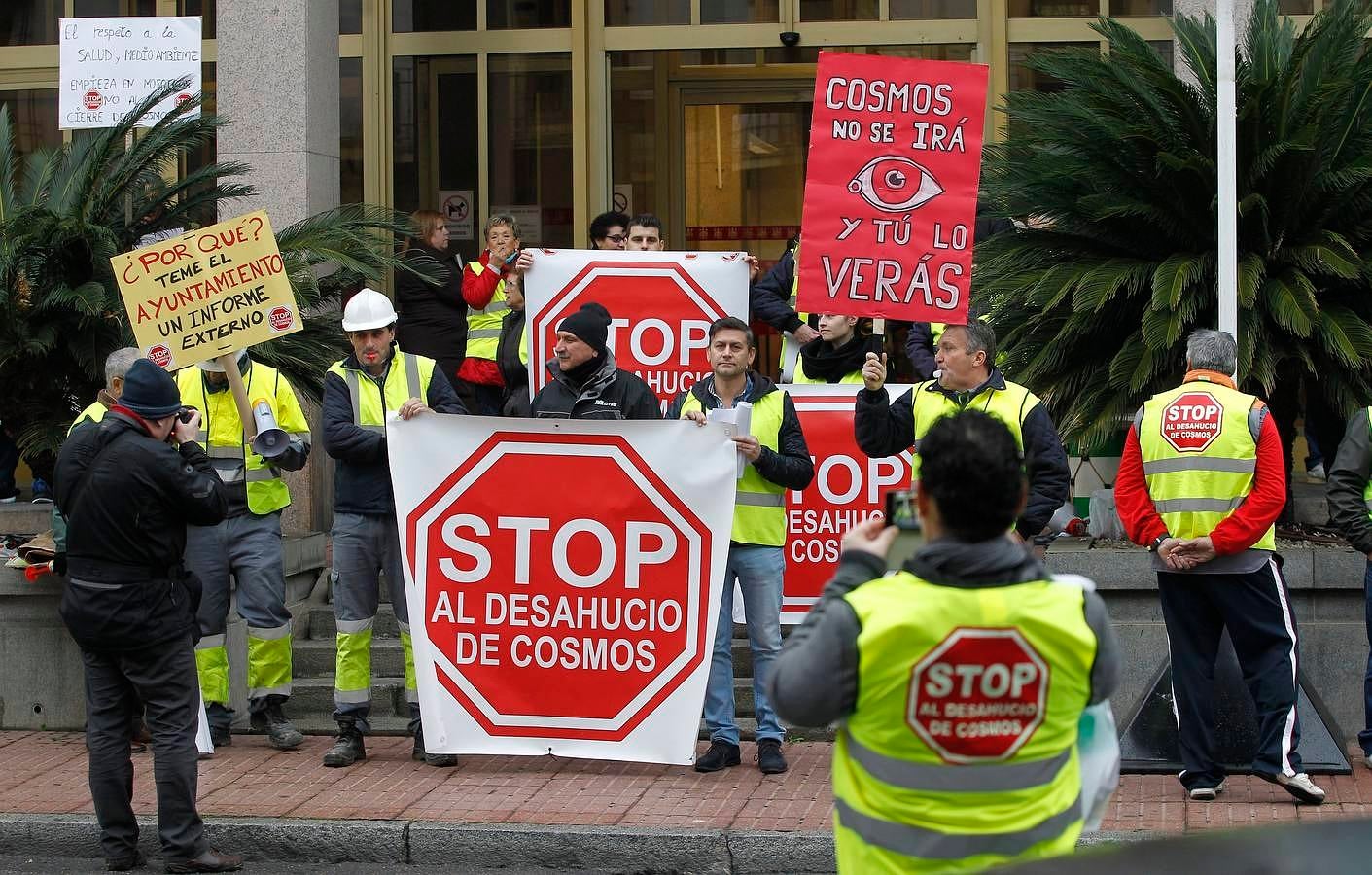 Los vecinos de Cosmos protestan a las puertas del Ayuntamiento. 