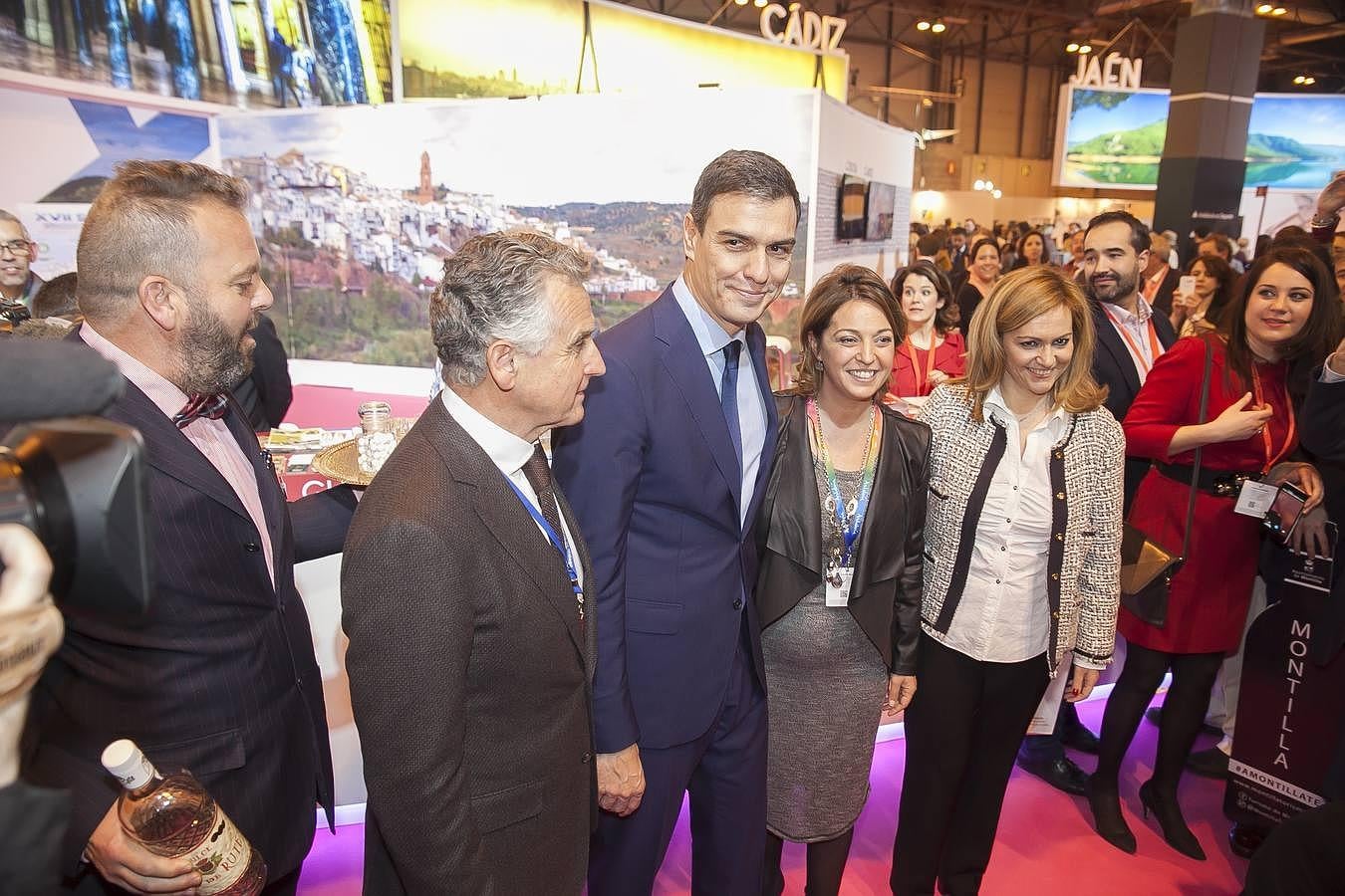 Pedro Sánchez e Isabel Ambrosio se reencuentran en el stand de Córdoba en FITUR. 