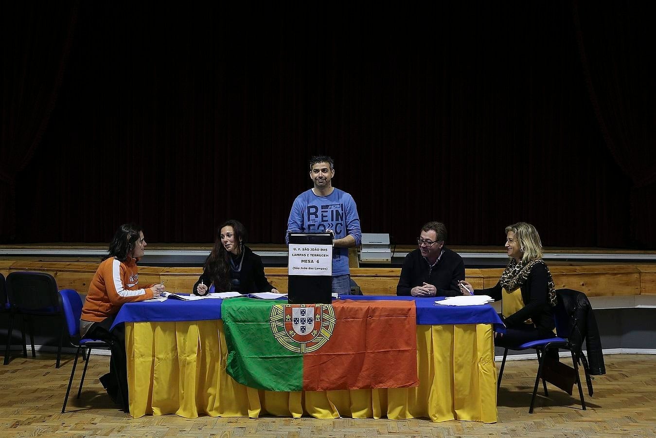 Mañana tranquila para los miembros de las diferentes mesas electorales. 