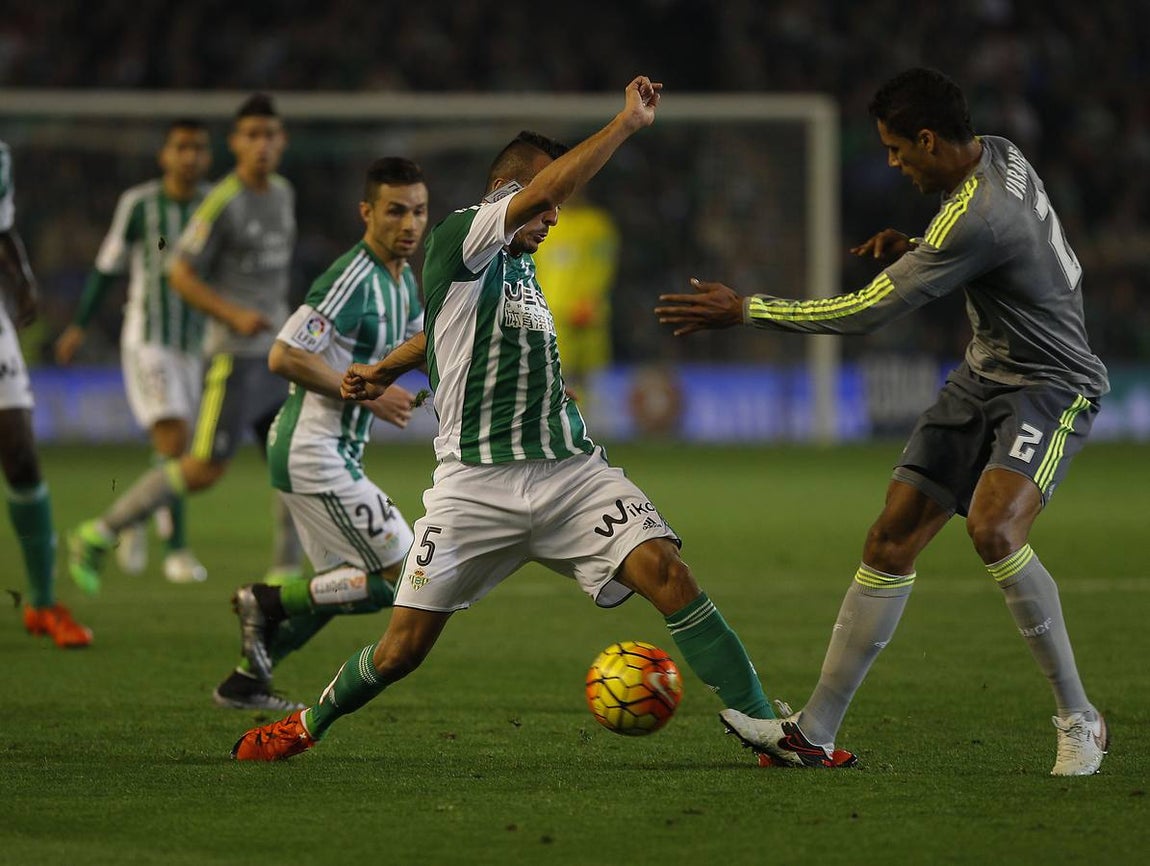 El guardameta bético Adán contuvo al equipo de Zidane, que igualó el partido con un gol en fuera de juego