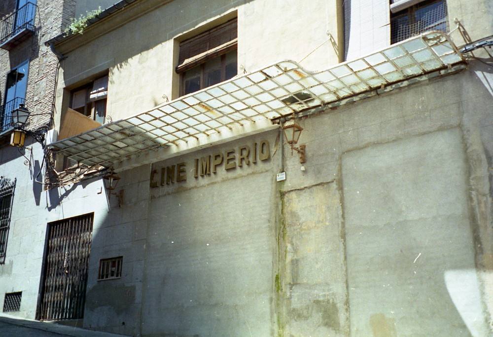 El Cine Imperio ya clausurado, antes de su derribo en 1999. 