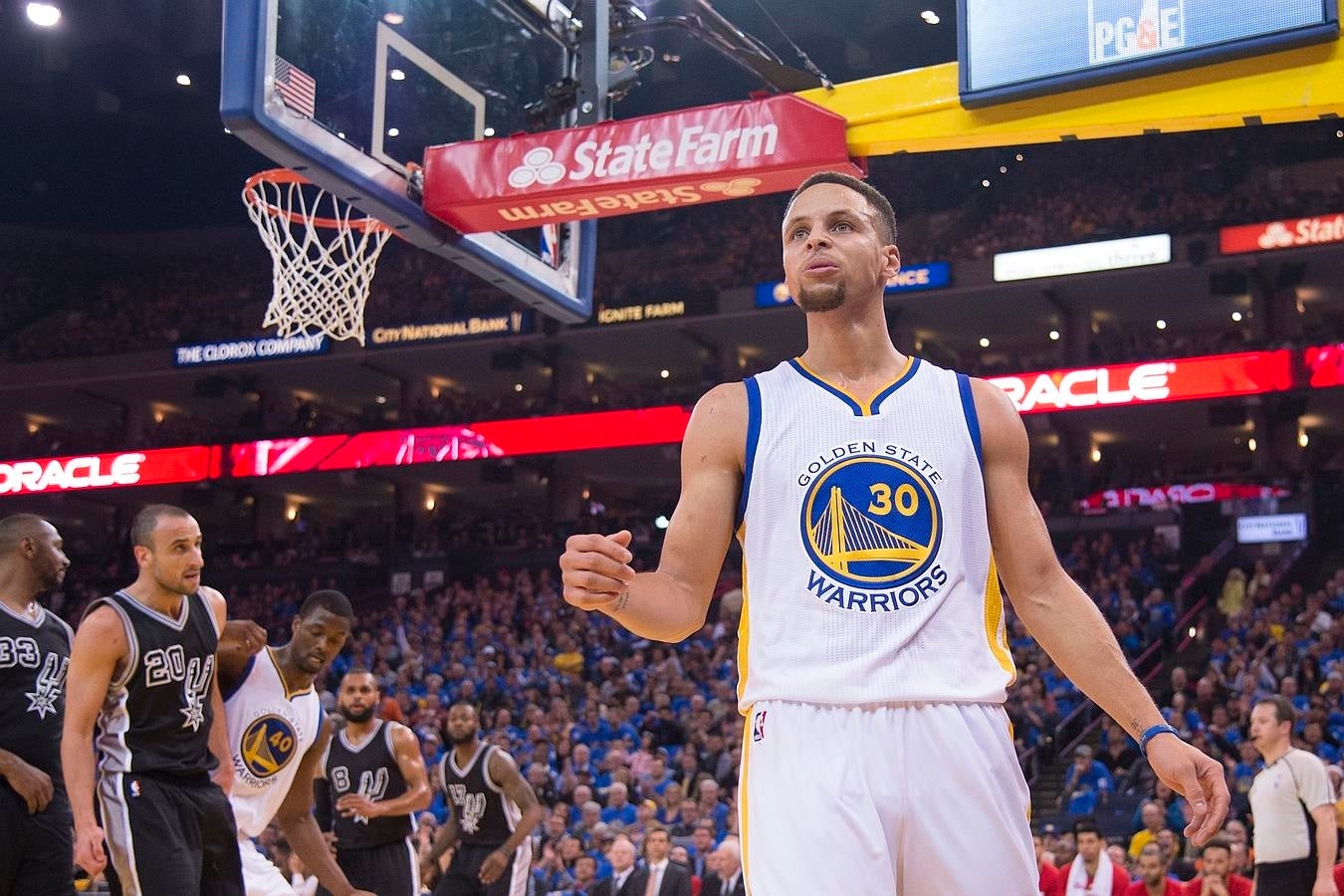 Stephen Curry vuelve a brillar ante los Spurs