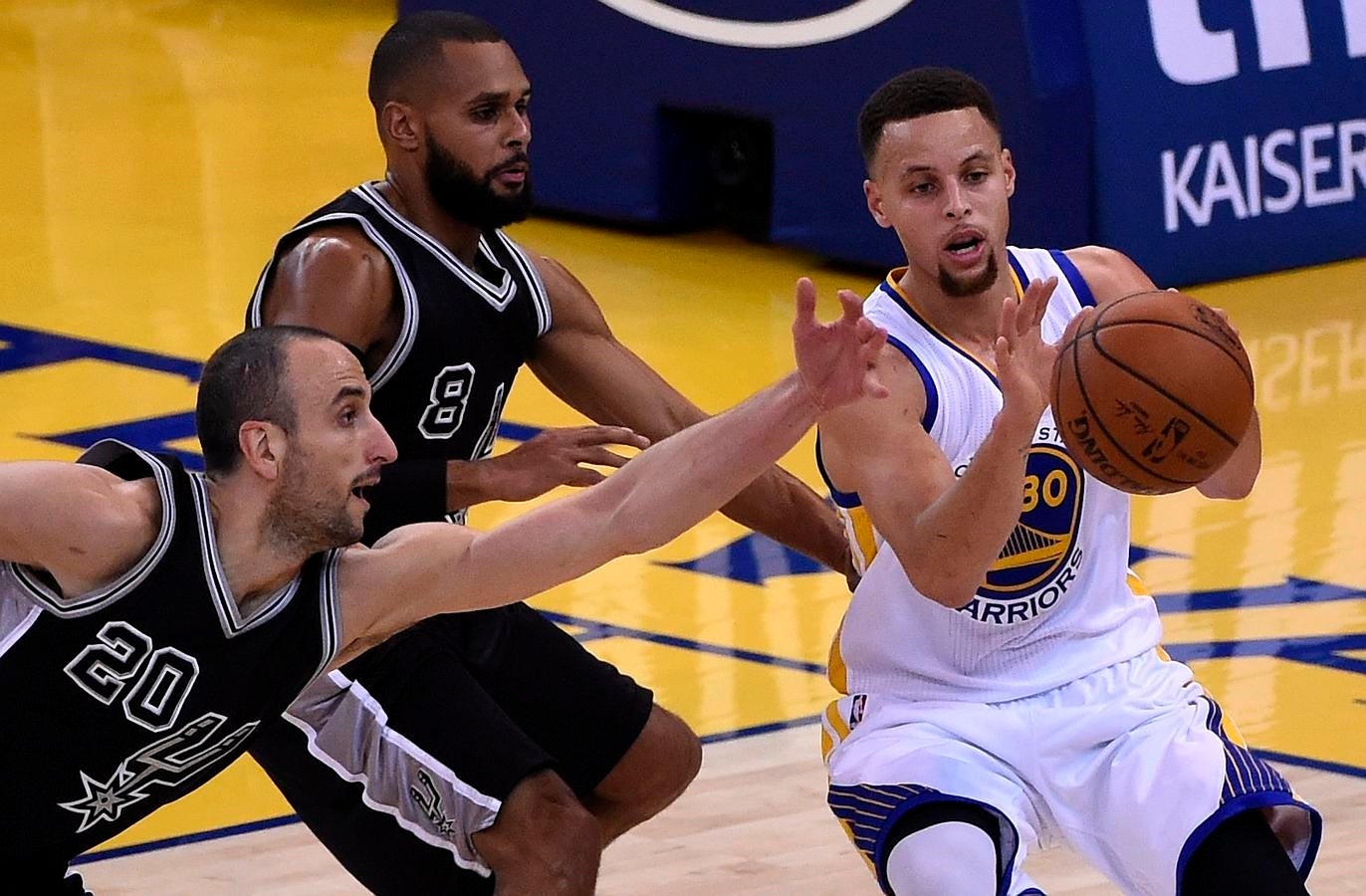 Stephen Curry vuelve a brillar ante los Spurs