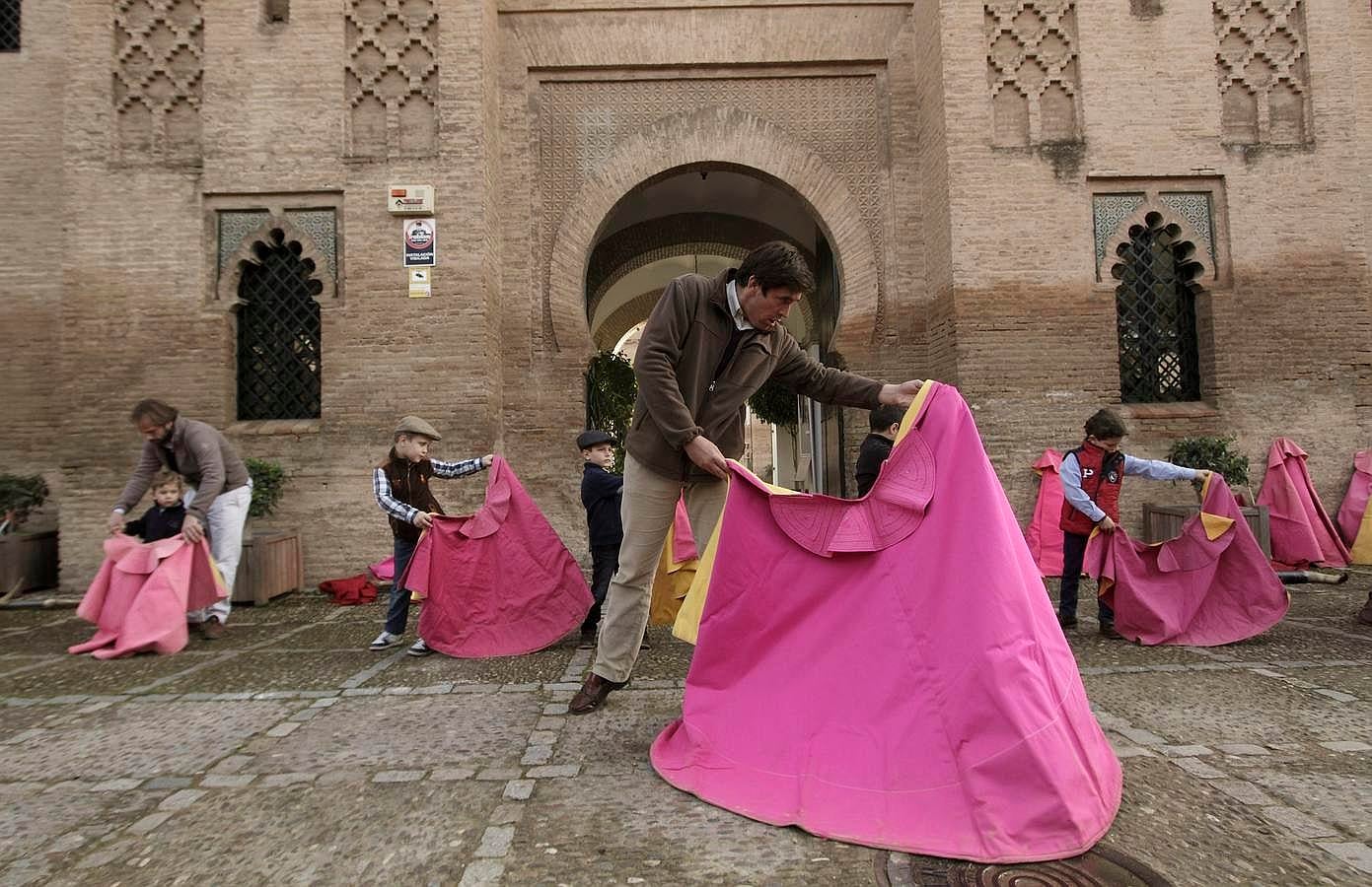 Toreo en la calle: aficionados se reúnen en Sevilla