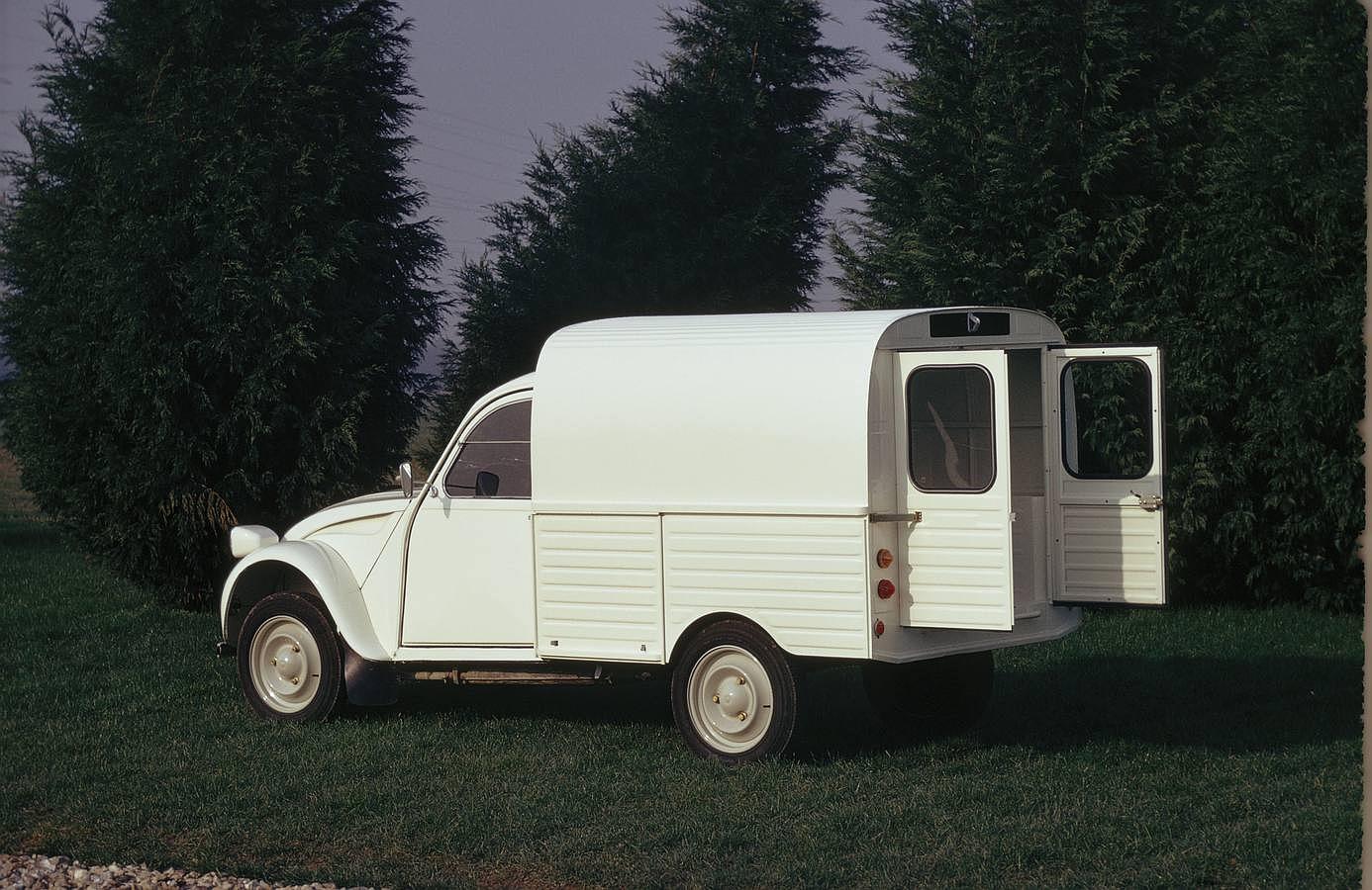 Sobre la misma base del Diane 6 y el 2CV Citroën realizó versiones comerciales