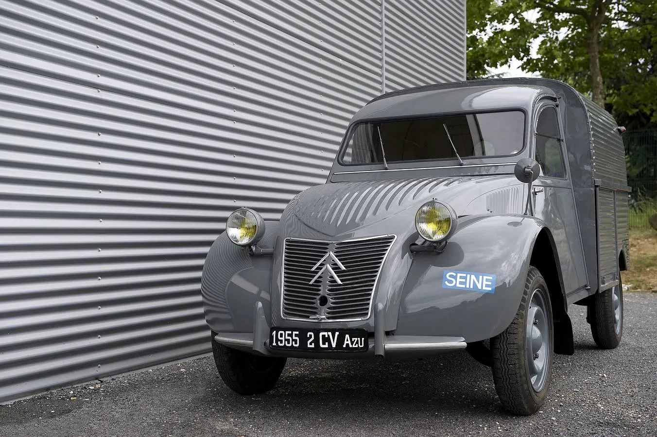 Sobre la misma base del Diane 6 y el 2CV Citroën realizó versiones comerciales