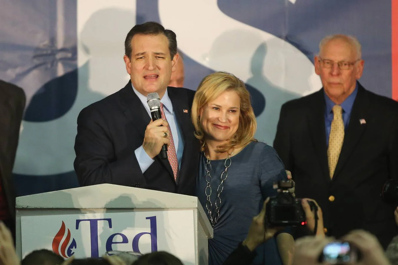 Ted Cruz, el vencedor de la noche, junto a su esposa Heidi