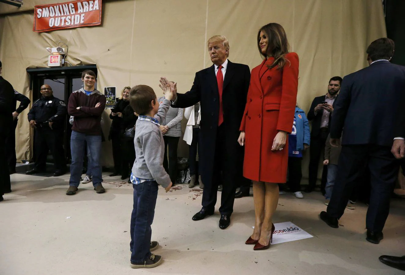 Donald Trump junto a su esposa, Melania, durante un acto de campaña en la noche de los caucus de Iowa en Des Moines