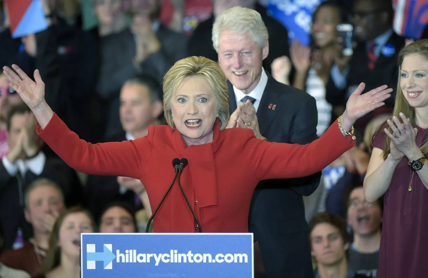 Hillary Clinton durante la noche electoral en Iowa, acompañada de su marido, el expresidente Bill Clinton, y de su hija Chelsea