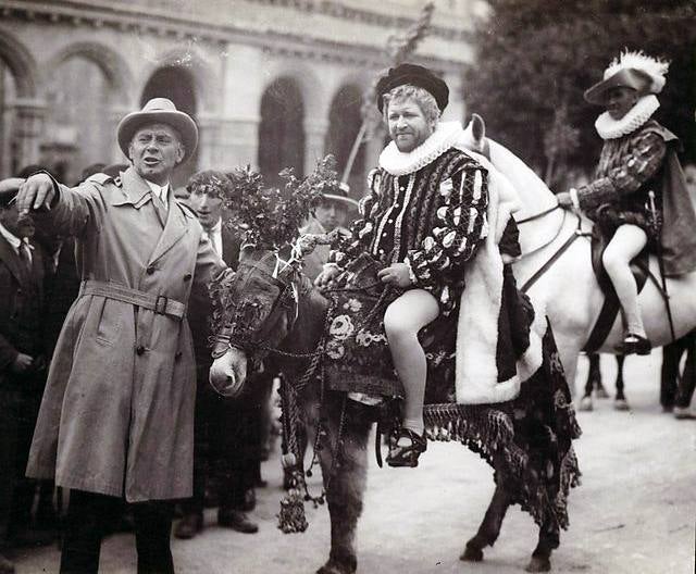 La crítica ensalzó la cuidada ambientación de esta película, inspirada en los grabados de Gustavo Doré. En la imagen Lauritzen, junto a Harald Madsen caracterizado como Sancho Panza (Foto, Det Danske Filminstitut). 