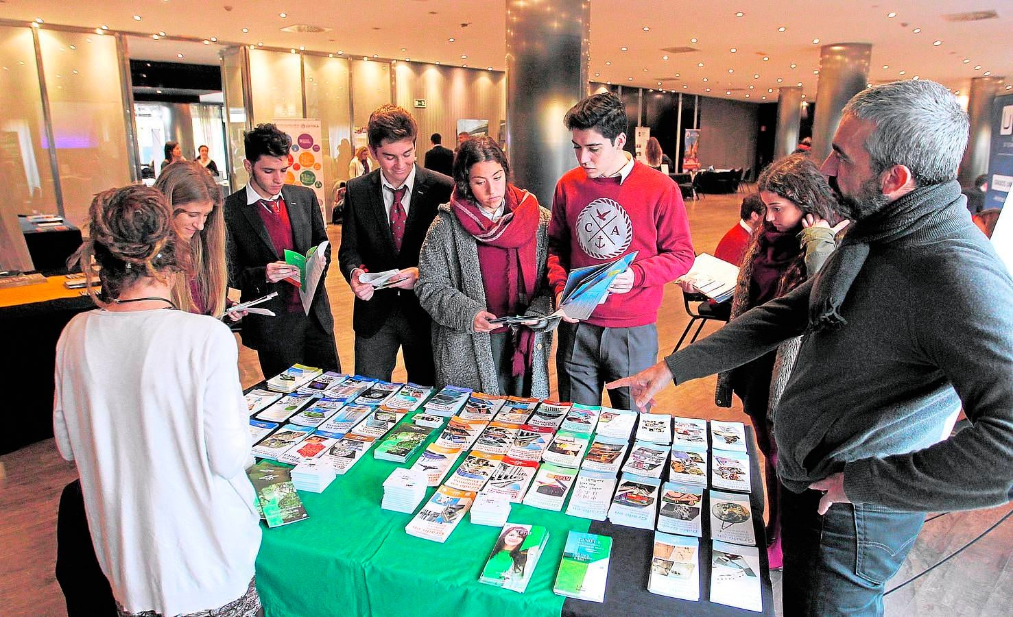 Un salón por el futuro de los estudiantes. Alumnos, padres, profesores y orientadores universitarios se dieron en el Salón de Orientación Universitaria «Unitour», que organiza anualmente Círculo Formación, consultora especializada en educación y estudios de postgrado. Una feria que congregó a un total de 17 universidades, tanto públicas como privadas, de todo el país y decenas de alumnos de bachillerato de la provincia de Córdoba. Un año más, la búsqueda de carreras con salidas profesionales es una de las prioridades de los futuros universitarios.