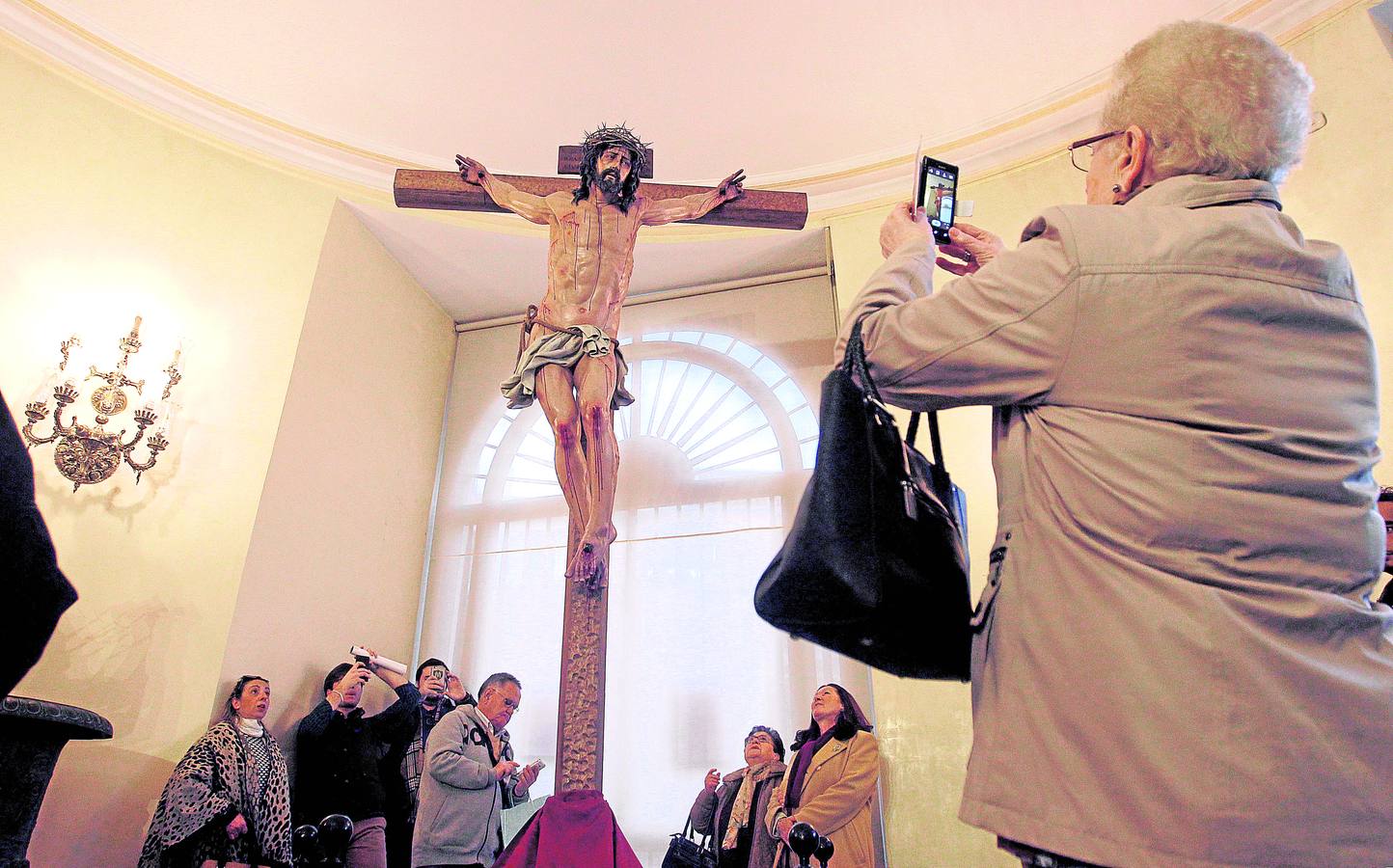 El Cristo de la Caridad ya emociona. La pro hermandad de la Conversión del barrio de las Electrómecánicas ya cuenta con su nuevo Crucificado, que fue presentado en sociedad en la sede de la Fundación Miguel Castillejo. La talla, obra del joven imaginero Pedro García Velasco, representa a Cristo crucificado en el momento de la Conversión del Buen Ladrón. El Cristo de la Oración y la Caridad es una imagen realista que cuenta con numerosos detalles, entre los que destacan un pronunciado escorzo y una disposición original del sudario.