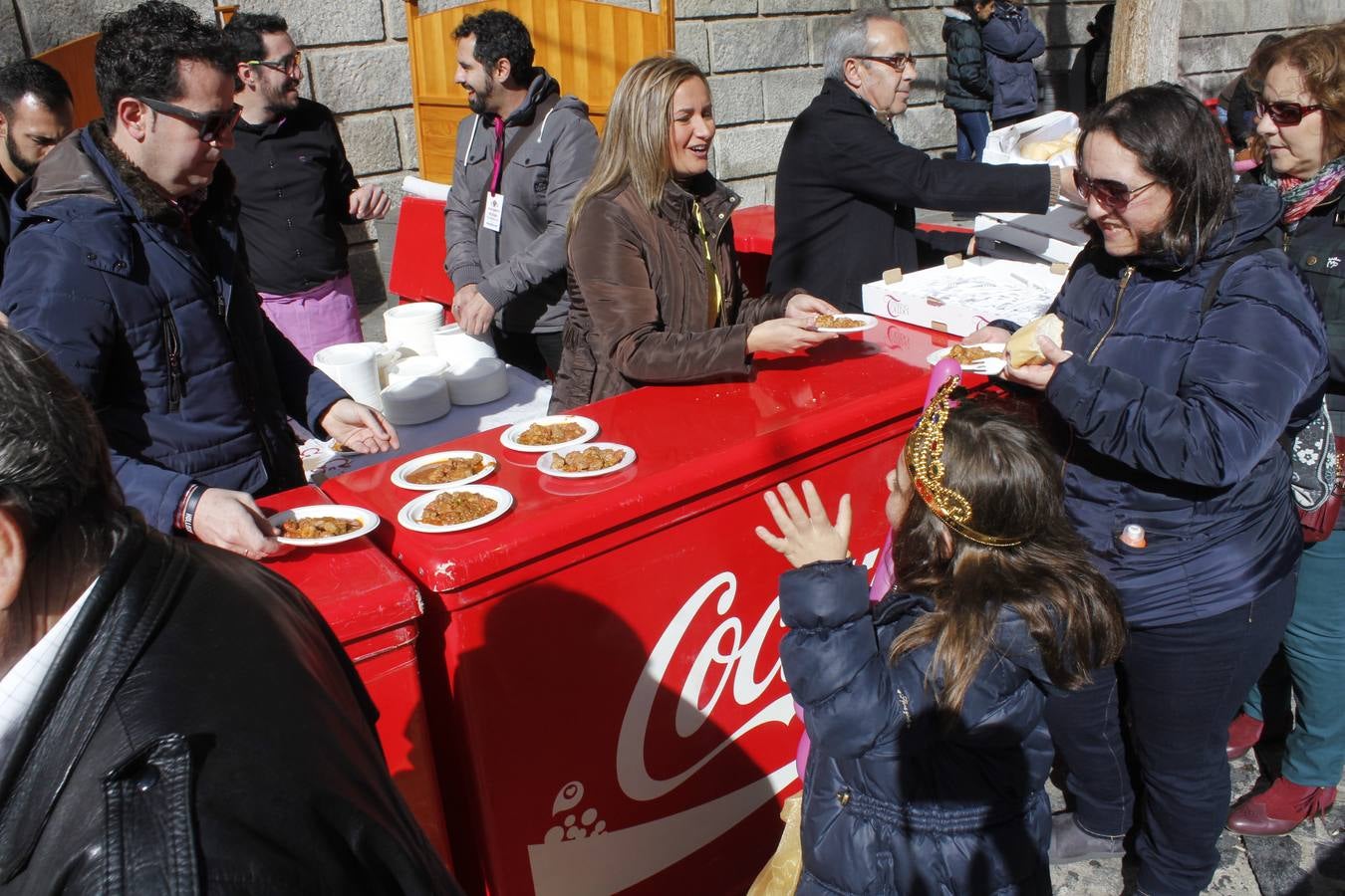 La concejal Mayte Puig, repartiendo carcamusas en la plaza del Ayuntamiento. 