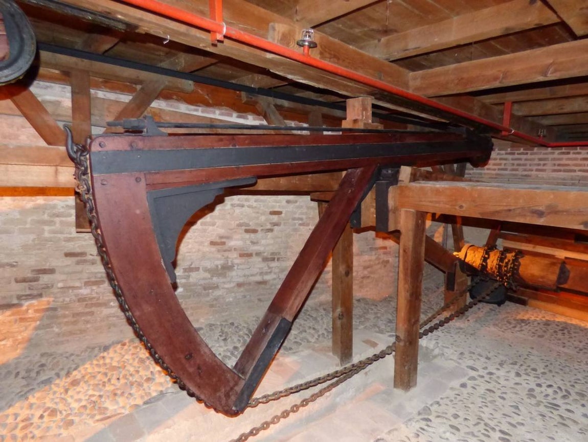 Maquinaria de elevación en su posición habitual. Foto Rafael del Cerro. 