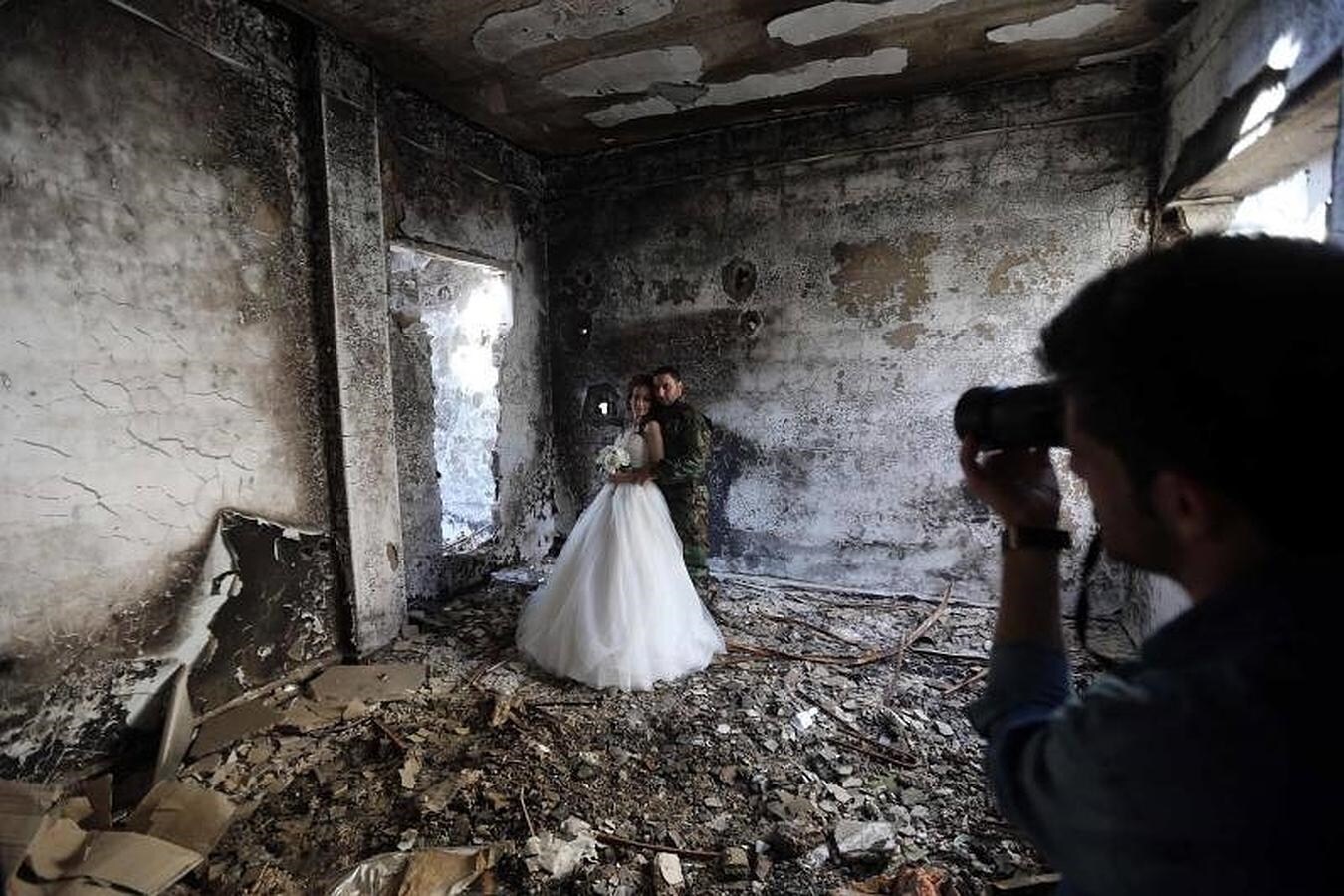 Nada Merhi y Hassan Youssef decidieron fotografiarse en la ciudad destruída de Homs