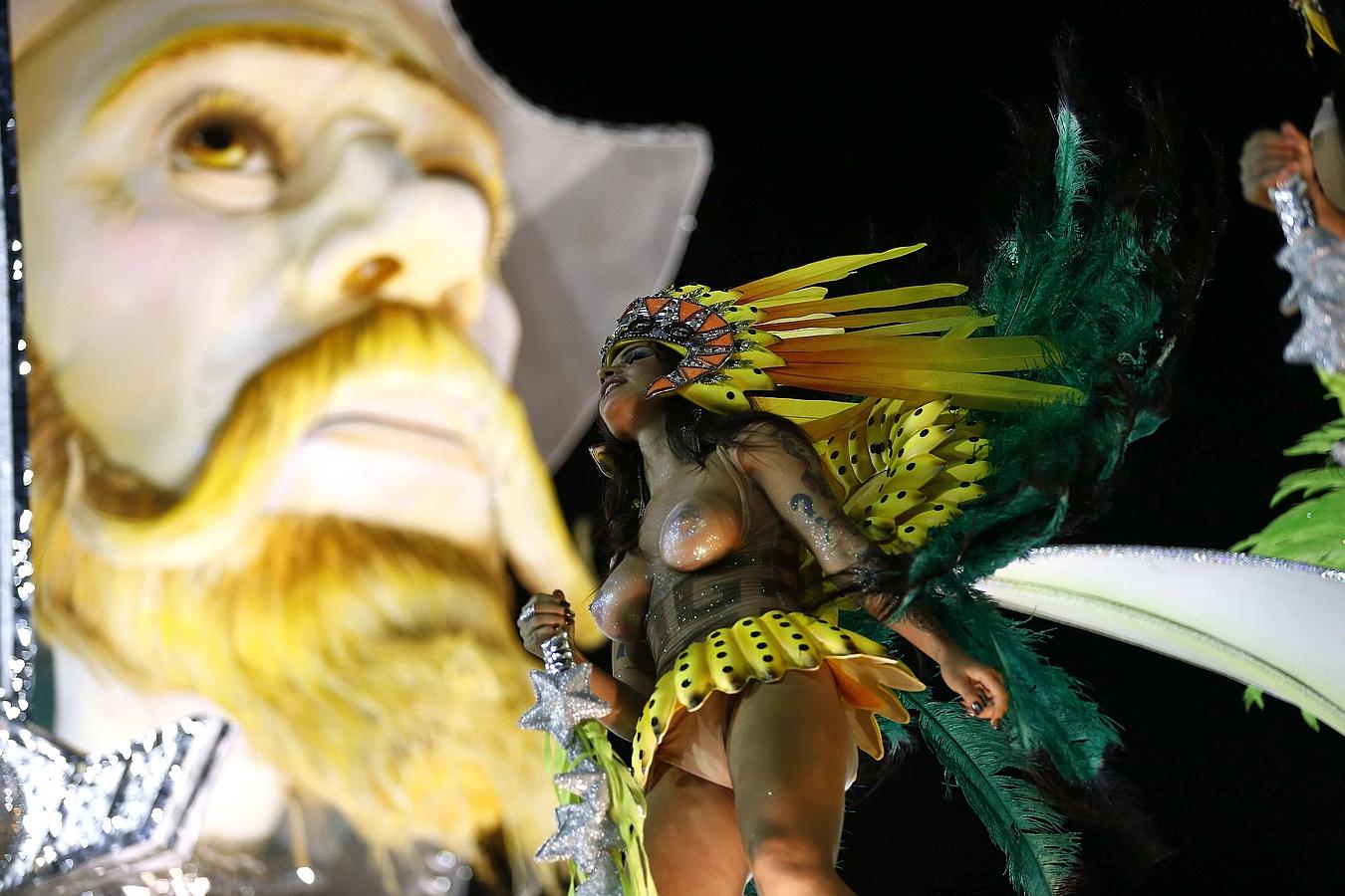 Río de Janeiro celebra el carnaval. La escuela de samba Mocidade Independente de Padre Miguel durante el primer día de los desfiles de las escuelas de samba del Grupo Especial, en la pasarela de samba celebrada en el sambódromo de Río de Janeiro marcada por la presencia del ingenioso caballero Don Quijote que fue homenajeado por la escola de samba