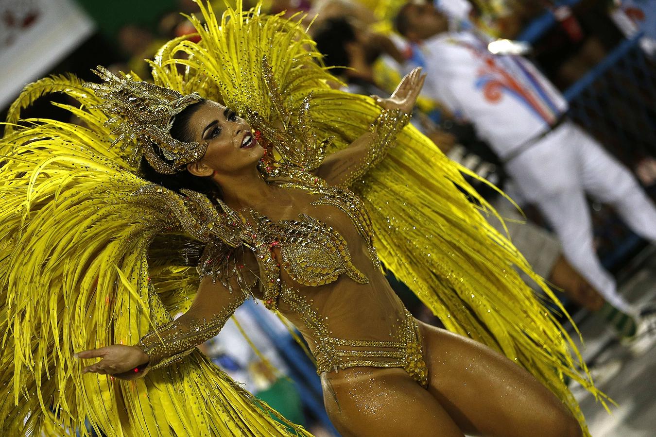 Río de Janeiro celebra el carnaval. Integrantes de la escuela de samba Beija Flor participan en el primer día de desfiles de las Escuelas de Samba del Grupo Especial de Río de Janeiro