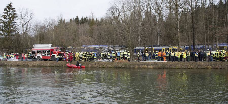 Bomberos y miembros de los servicios de emergencia trabajan en Bad Aibling, en el sur de Alemania, donde se ha producido el choque de dos trenes. 
