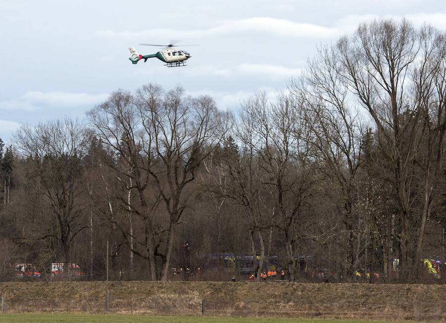 Bomberos y miembros de los servicios de emergencia trabajan en Bad Aibling, en el sur de Alemania, donde se ha producido el choque de dos trenes. 