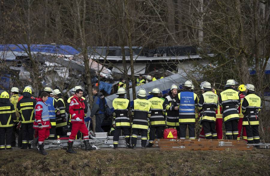 Bomberos y miembros de los servicios de emergencia trabajan en Bad Aibling, en el sur de Alemania, donde se ha producido el choque de dos trenes. 