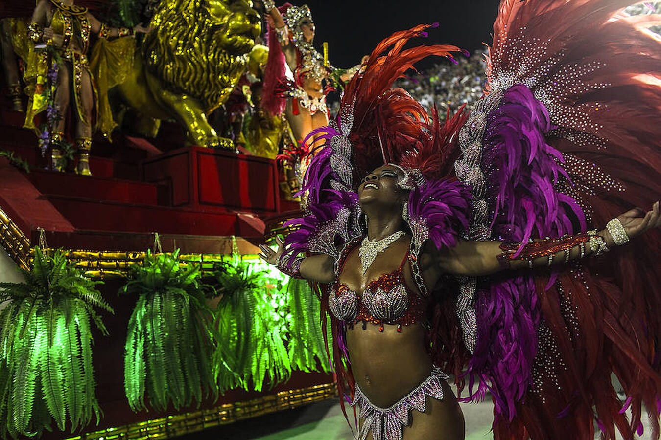 Río de Janeiro celebra el carnaval. Una integrantes de la escuela de samba Vila Isabel participa en el desfile de las Escuelas de Samba del Grupo Especial de Río de Janeiro en el Sambódromo de Río de Janeiro (Brasil)
