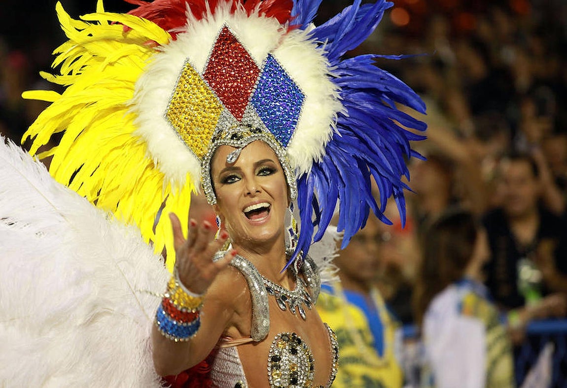 Río de Janeiro celebra el carnaval. Una integrantes de la escuela de samba Vila Isabel participa en el desfile de las Escuelas de Samba del Grupo Especial de Río de Janeiro en el Sambódromo de Río de Janeiro (Brasil)