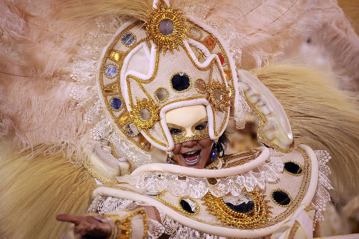 Río de Janeiro celebra el carnaval. Una integrantes de la escuela de samba Vila Isabel participa en el desfile de las Escuelas de Samba del Grupo Especial de Río de Janeiro en el Sambódromo de Río de Janeiro (Brasil)