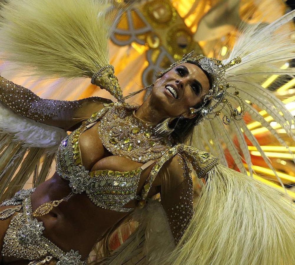 Río de Janeiro celebra el carnaval. Una integrantes de la escuela de samba Vila Isabel participa en el desfile de las Escuelas de Samba del Grupo Especial de Río de Janeiro en el Sambódromo de Río de Janeiro (Brasil)