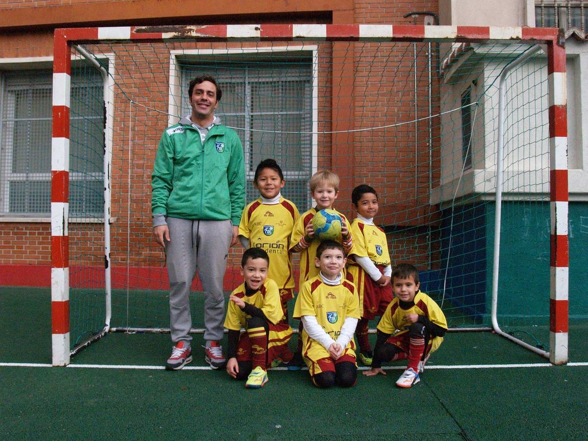 Nuestra Señora Sagrado Corazón B: Arriba: Mariano (E), Mauricio (9), Saúl (10), Lance (11). Abajo: Christian (5), Francisco (3), Nicolás (6). 