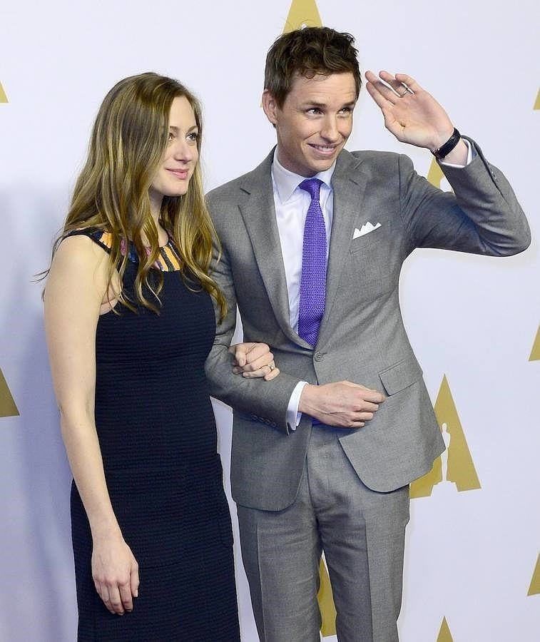 El actor británico Eddie Redmayne (d) y su esposa Hannah Bagshawe (i). Redmayne está nominado a mejor actor principal por su papel en la película «The Danish girl»