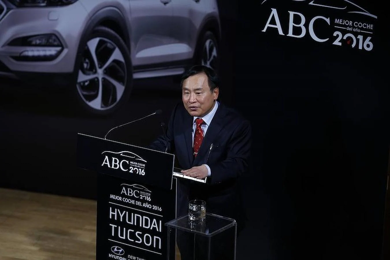 El embajador de Corea del Sur en España, en la entrega del premio al Mejor Coche del Año 2016 de ABC al Hyundai Tucson