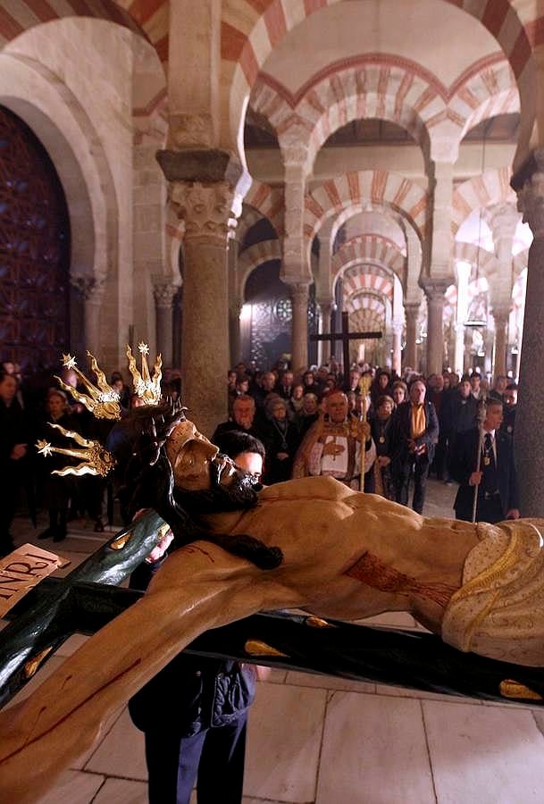 El Vía Crucis de la Agrupación de Cofradías, en imágenes