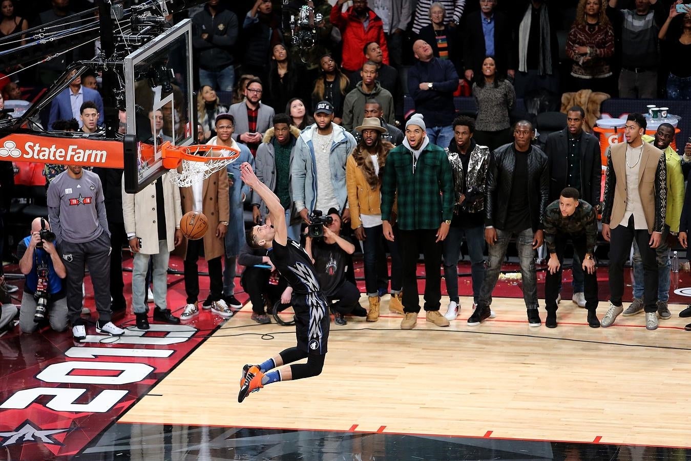 NBA All Star: LaVine gana a Gordon en un concurso de mates de otro tiempo