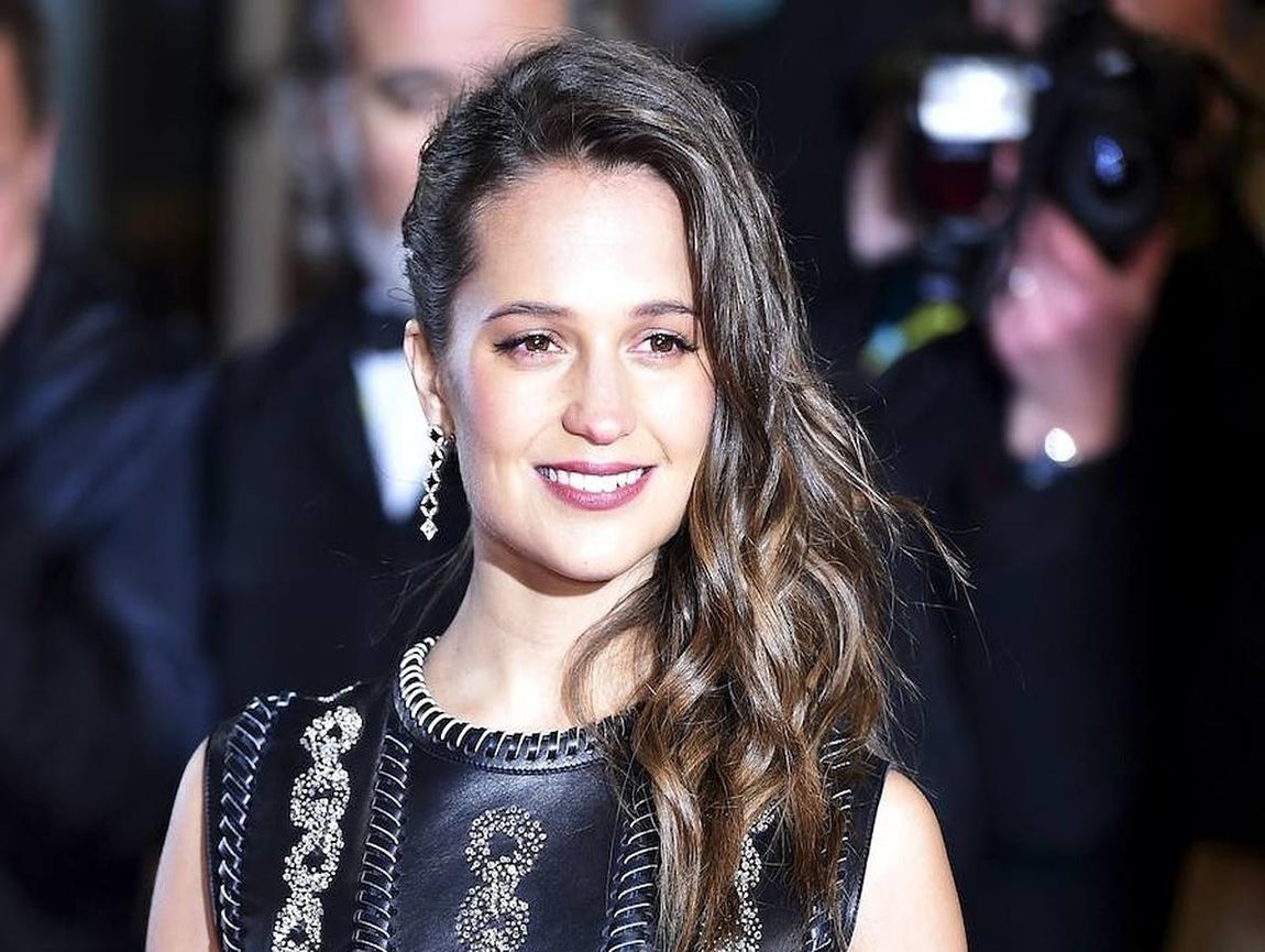 La actriz Alicia Vikander («La chica danesa»), a su llegada a los premios. 