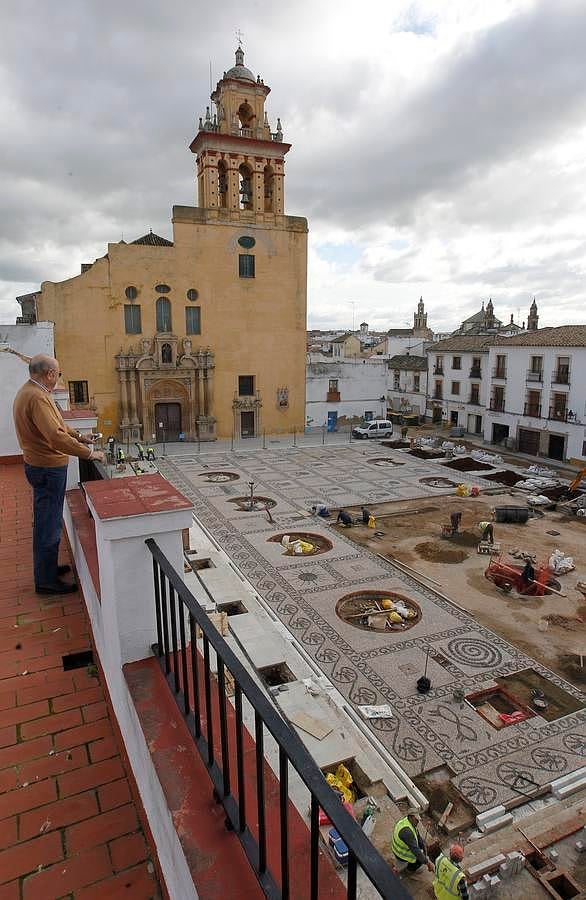 El enclave de la Axerquía Norte, en obras desde el pasado octubre, modifica su fisonomía en virtud de una actuación muy demandada por los vecinos en la que el Ayuntamiento desembolsa 460.000 euros. El objetivo es que los trabajos estén acabados en Semana Santa para el lucimiento de las hermandades, en especial de Las Angustias. Éste es un paseo visual por el antes y el después de una plaza emblemática del casco histórico de Córdoba.