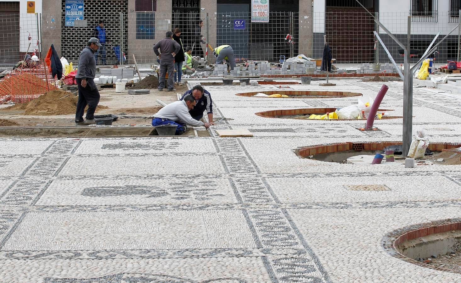 El enclave de la Axerquía Norte, en obras desde el pasado octubre, modifica su fisonomía en virtud de una actuación muy demandada por los vecinos en la que el Ayuntamiento desembolsa 460.000 euros. El objetivo es que los trabajos estén acabados en Semana Santa para el lucimiento de las hermandades, en especial de Las Angustias. Éste es un paseo visual por el antes y el después de una plaza emblemática del casco histórico de Córdoba.