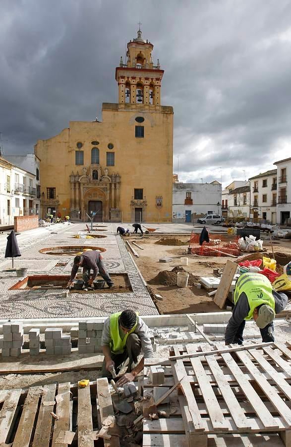 El enclave de la Axerquía Norte, en obras desde el pasado octubre, modifica su fisonomía en virtud de una actuación muy demandada por los vecinos en la que el Ayuntamiento desembolsa 460.000 euros. El objetivo es que los trabajos estén acabados en Semana Santa para el lucimiento de las hermandades, en especial de Las Angustias. Éste es un paseo visual por el antes y el después de una plaza emblemática del casco histórico de Córdoba.